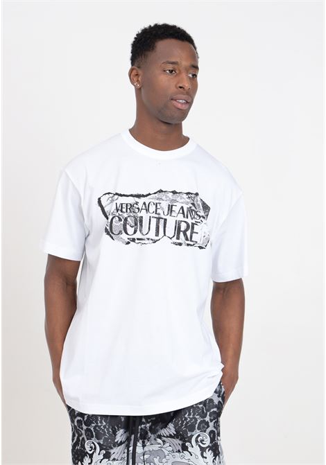 T-shirt da uomo bianca magazine logata VERSACE JEANS COUTURE | 76GAHE03CJ00E003