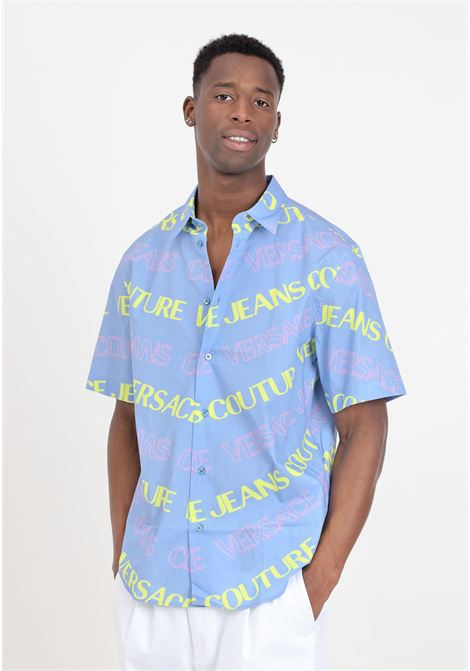Camicia da uomo azzurra lettering logo allover in verde e fucsia VERSACE JEANS COUTURE | Camicie | 76GAL212NS405261
