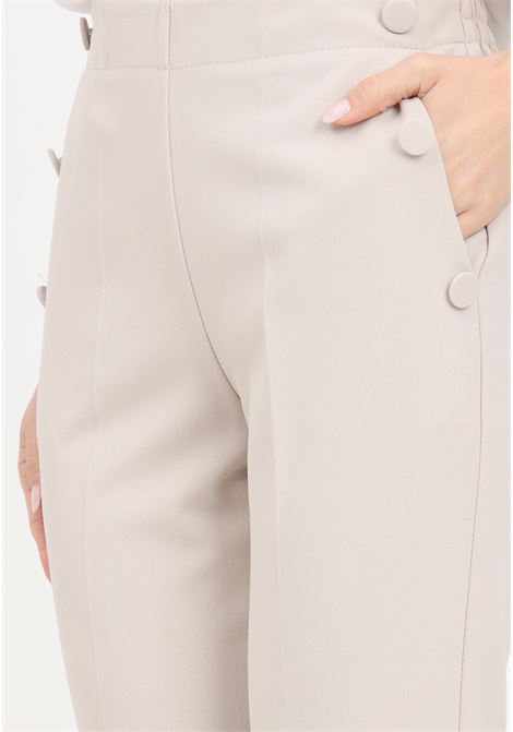Pantaloni donna beige con bottoni sulle tasche VICOLO | Pantaloni | TB0113BU06